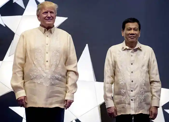 Cựu tổng hống Donald Trump và cựu tổng thống Rodrigo Duterte trong trang phục truyền thống Philippines