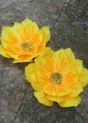 Cho thue Hoa múa cầm tay hoa vải 3 lớp màu vàng