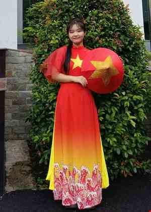 Áo dài đỏ sao vàng