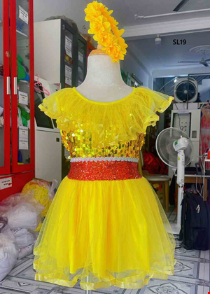 Cho thue Đầm  múa trẻ em vàng cổ bèo viền đỏ eo - váy múa Mầm non