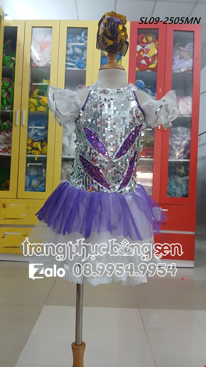 Cho thue Váy kim sa mầm non trắng phối tím cổ trụ