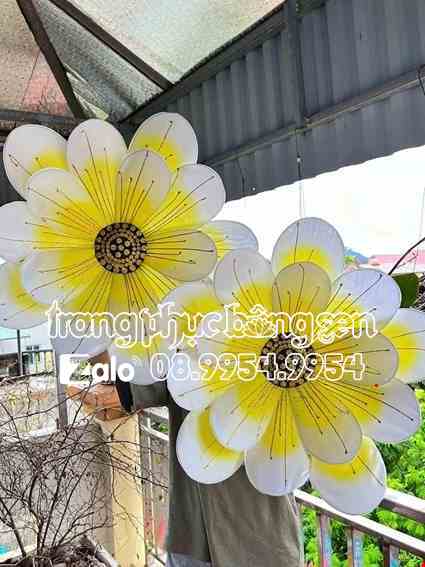 Hoa múa cầm tay màu vàng