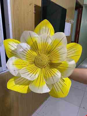 Cho thue Hoa múa cầm tay màu vàng