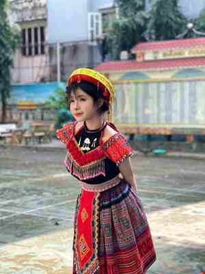 Cho thue Trang phục dân tộc Mèo/ H Mông tông đỏ truyền thống cực kỳ đẹp