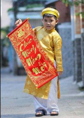 Áo dài gấm trẻ em màu vàng cho tiết mục múa việt nam gấm hoa