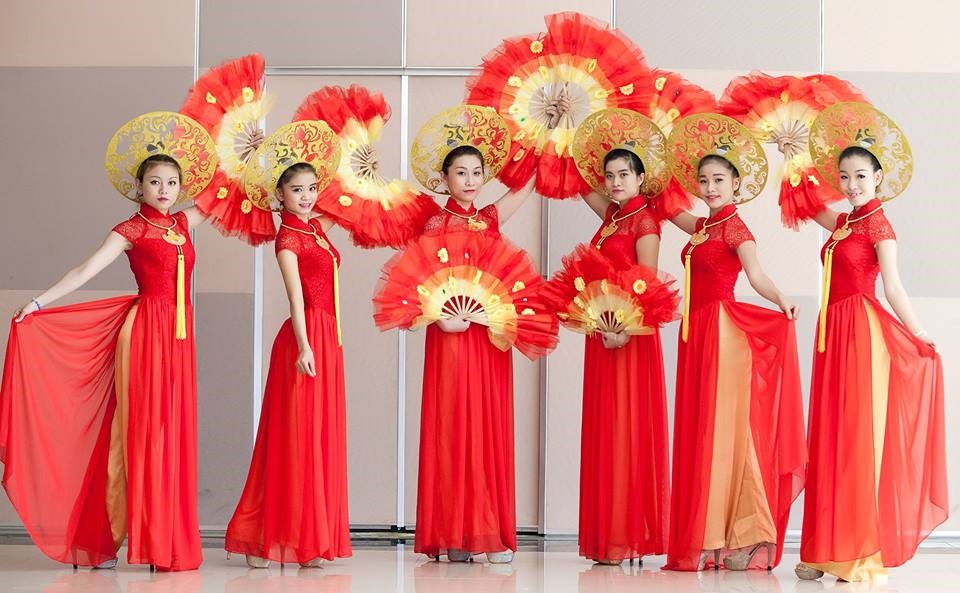 Áo dài truyền thống kết hợp họa tiết gấm cho bài múa việt nam gấm hoa
