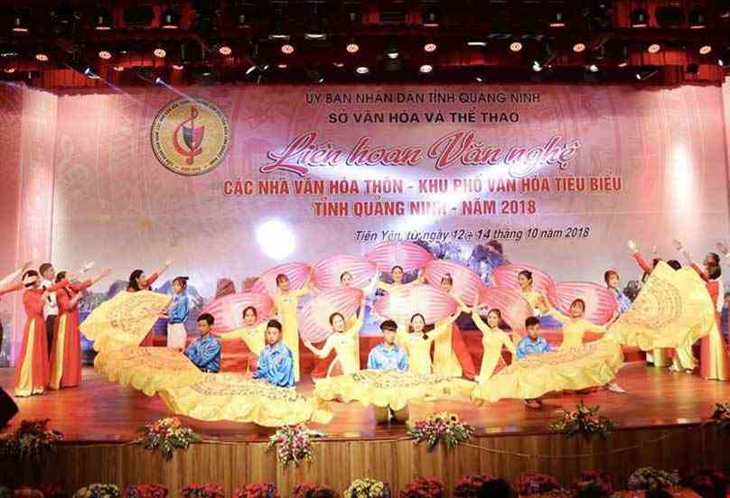 Gợi ý lựa chọn trang phục múa Việt Nam Gấm Hoa