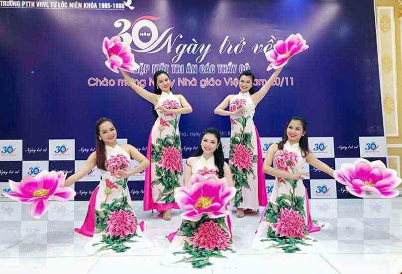 Bí Kíp Chọn Hoa Múa Cầm Tay "Cực Cháy" Cho Tiết Mục Văn Nghệ Sân Khấu