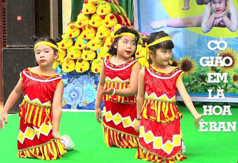 trang phục cho tiết mục múa "Cô giáo em là hoa Eban"
