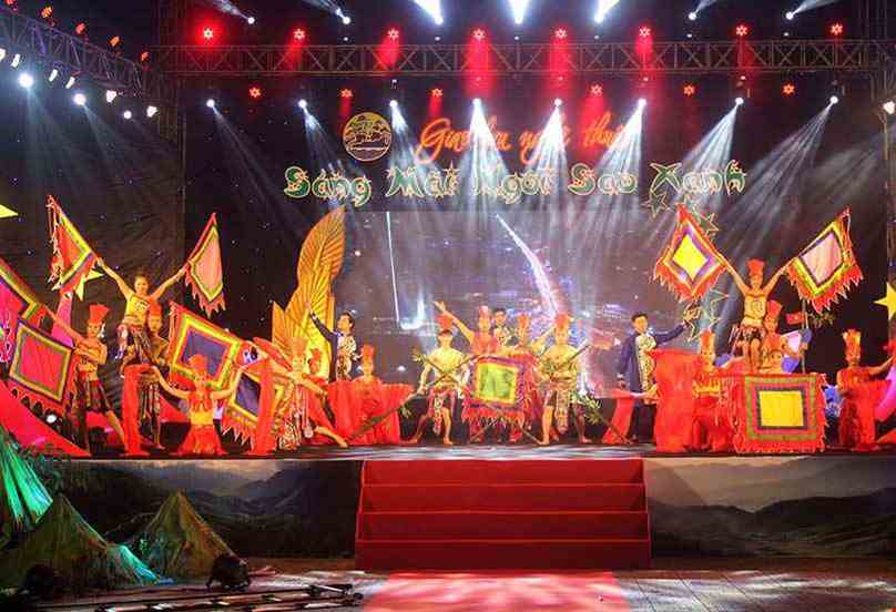 trang phục múa dòng máu lạc hồng