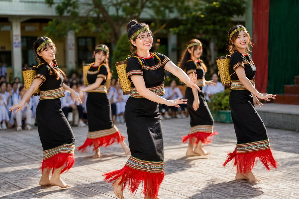 Tiết mục múa dân tộc Tây Nguyên của các nữ sinh viên trong trang phục Êđê truyền thống
