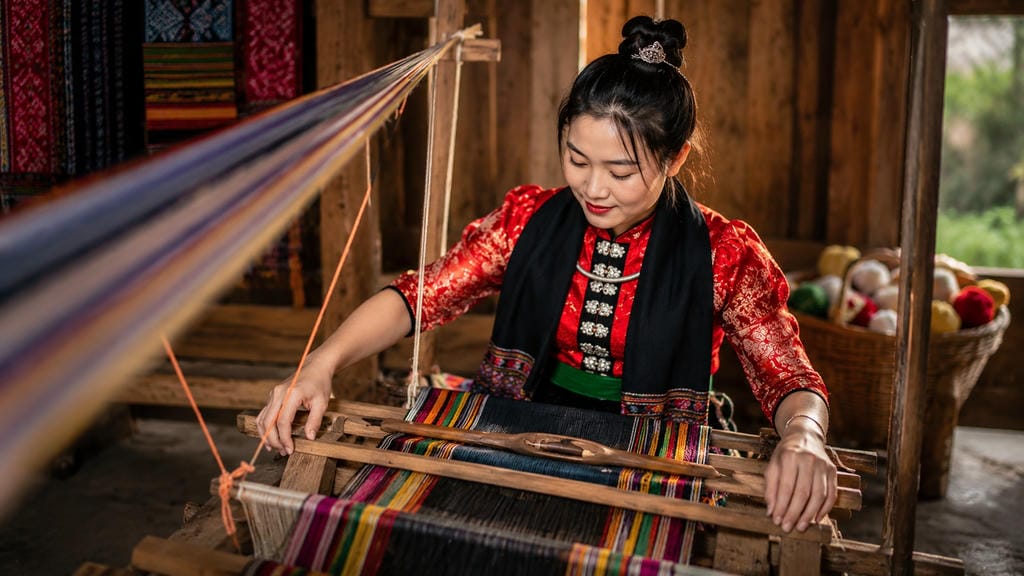 Nghề dệt thổ cẩm truyền thống góp phần tạo nên vẻ đẹp độc đáo của trang phục dân tộc Thái.