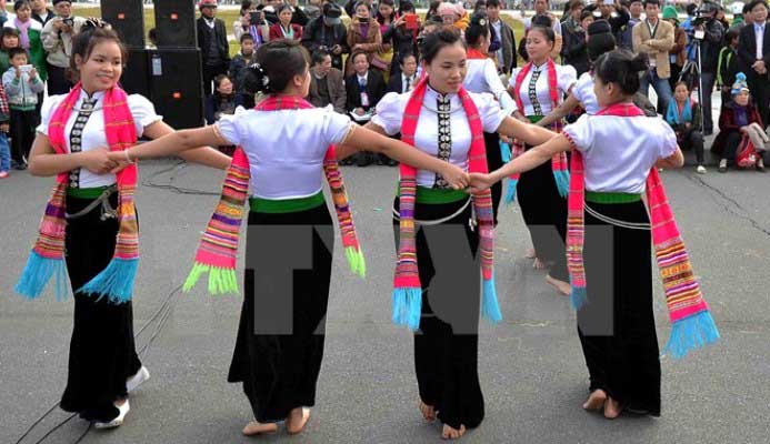 Điệu múa khăn của dân tộc Thái