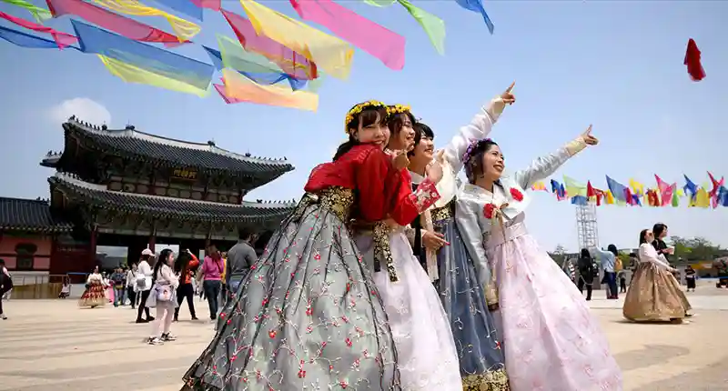 Các cô gái Hàn Quốc xúng xính trong trang phục Hanbok dịp lễ Tết nguyên đán