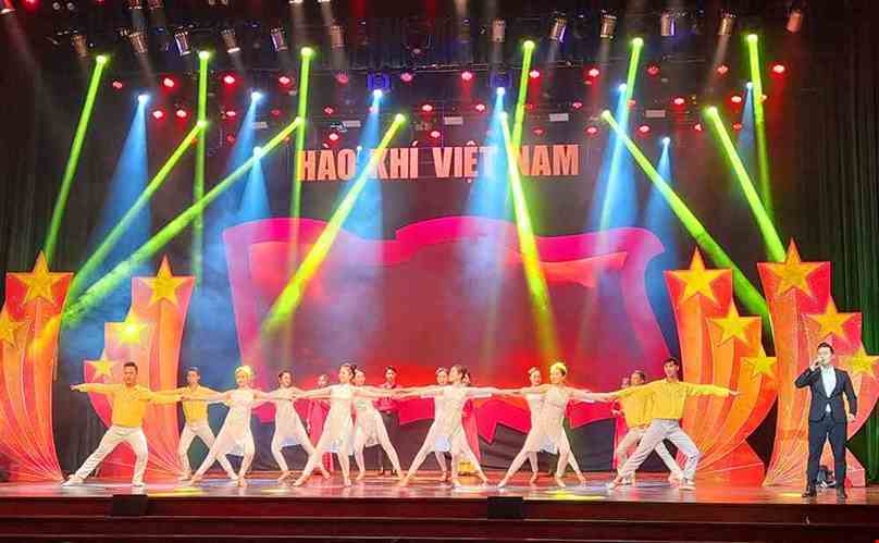 trang phục múa hào khí Việt Nam