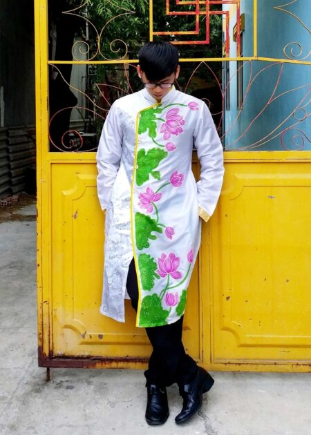 Áo dài cách tân nam màu trắng vẽ sen kim tuyến
