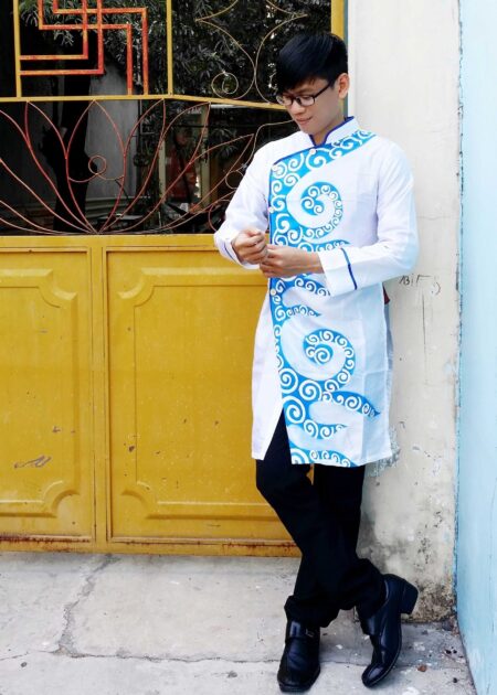Áo dài cách tân nam trắng vẽ kim tuyến xanh