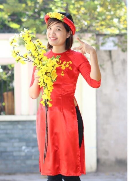 Áo dài cách tân phi lụa màu đỏ gắn hoa thêu 3D