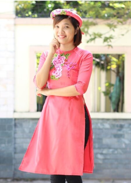 Áo dài cách tân phi lụa màu hồng dâu gắn hoa thêu 3D