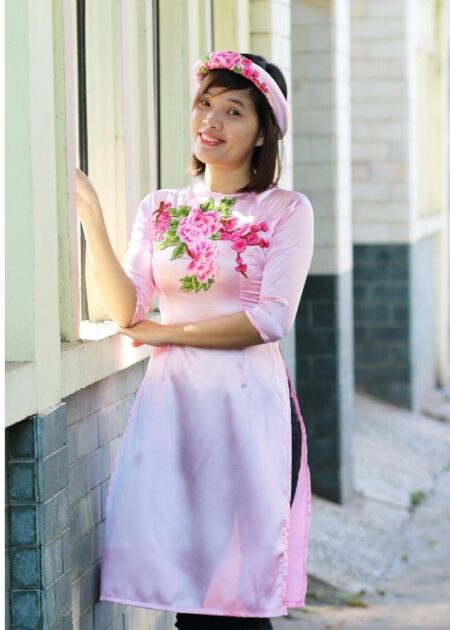 Áo dài cách tân phi lụa màu hồng phấn gắn hoa thêu 3D