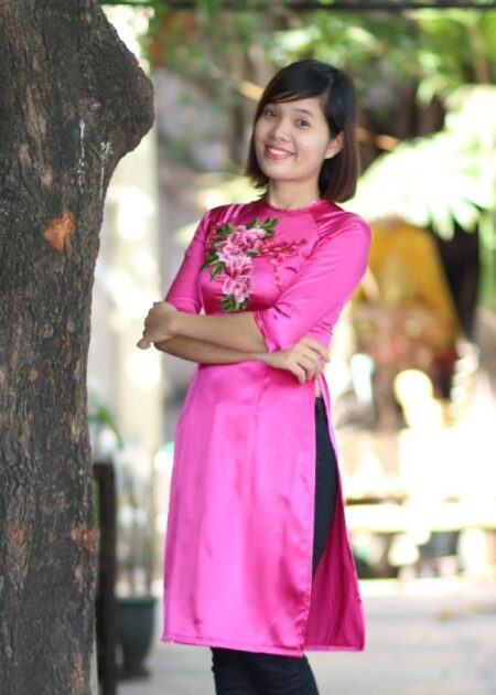 Áo dài cách tân phi lụa màu hồng sen gắn hoa thêu 3D