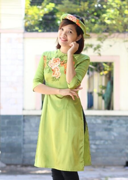 Áo dài cách tân phi lụa màu ô liu gắn hoa thêu 3D