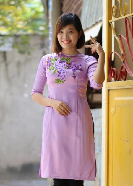 Áo dài cách tân phi lụa màu tím cà gắn hoa thêu 3D