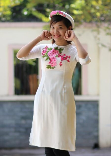 Áo dài cách tân phi lụa màu trắng gắn hoa thêu 3D