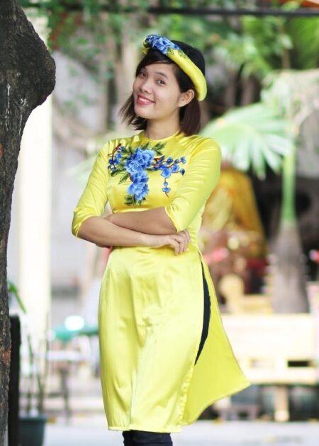 Áo dài cách tân phi lụa màu vàng gắn hoa thêu 3D