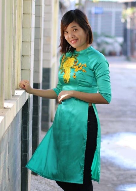 Áo dài cách tân phi lụa màu xanh ngọc gắn hoa thêu 3D
