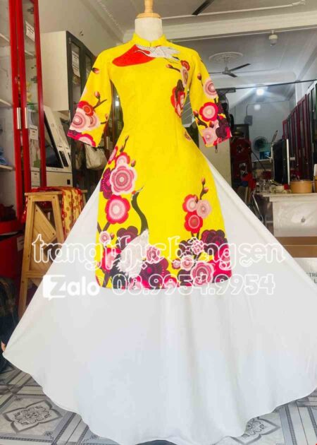 Áo dài cách tân vàng dày hoa đào phối cùng quần váy