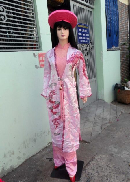 Áo dài hoàng hậu màu hồng thêu rồng