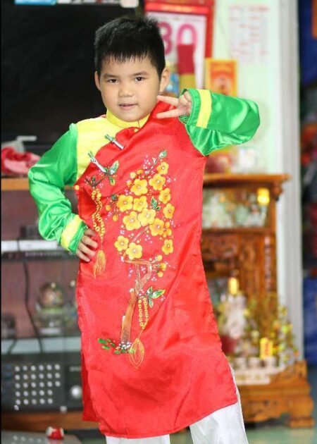 Áo dài trẻ em đỏ tay xanh lá vẽ hoa mai
