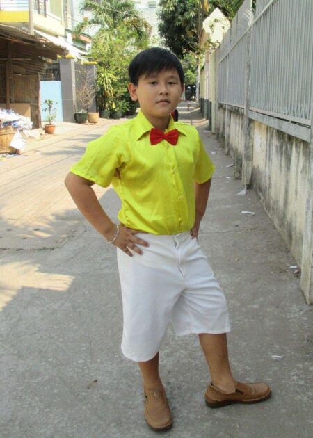 Áo sơ mi nam trẻ em  màu vàng, quần short trắng