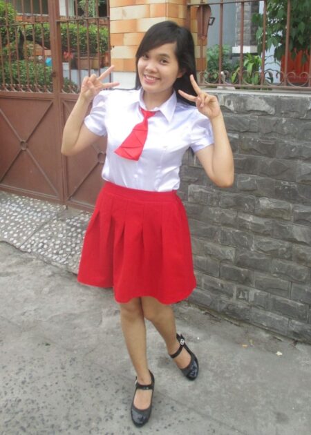 Áo sơ mi nữ màu trắng, váy xếp ly đỏ