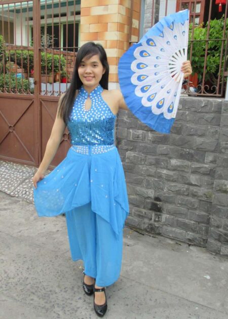 Áo xanh, quần xanh kim sa đính đá