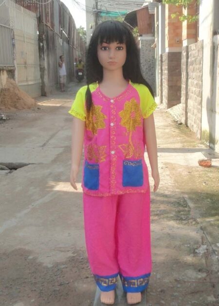 Bà ba mầm non hồng tay vàng vẽ hoa