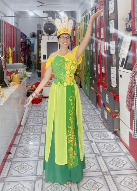 Đầm múa Âu Lạc: áo dài yếm nhiều tà hoa dán vàng xanh lá