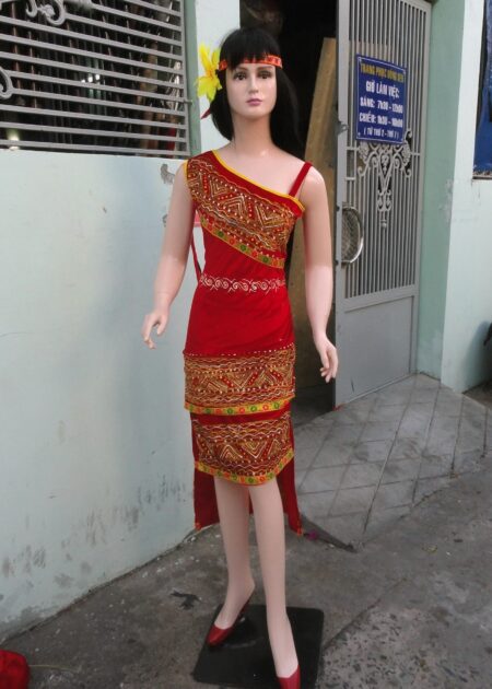 Đầm Tây Nguyên nhung đỏ chéo vai 2 tầng