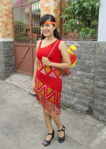 Đầm Tây Nguyên nữ nhung đỏ chéo vai tà xéo