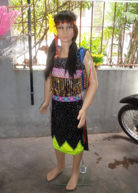 Đầm Tây Nguyên tiểu học nhung đen lửa vàng họa tiết ngôi sao