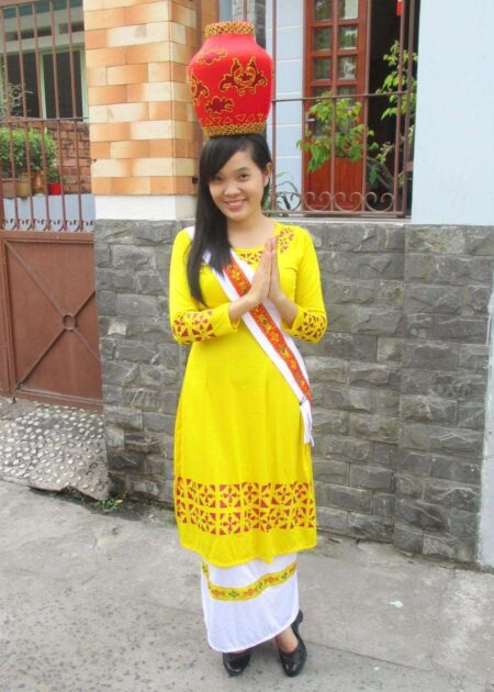 Dân tộc Chăm áo vàng váy trắng