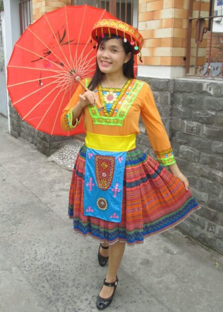 Dân tộc Mèo áo thun cam viền xanh lá đai, váy thổ cẩm