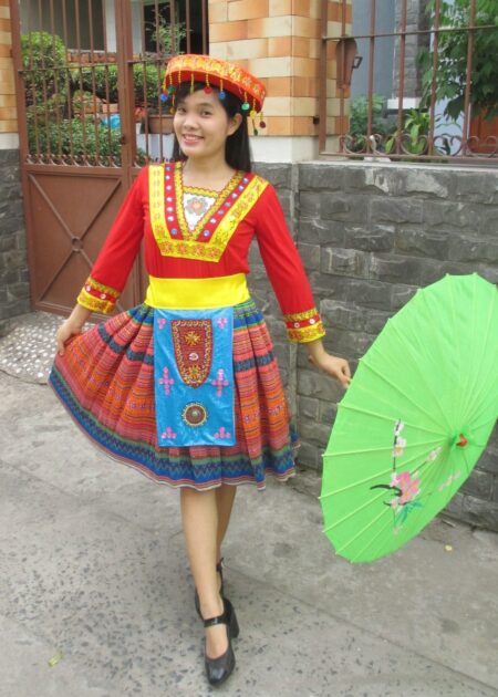 Dân tộc Mèo áo thun đỏ viền vàng đai, váy thổ cẩm