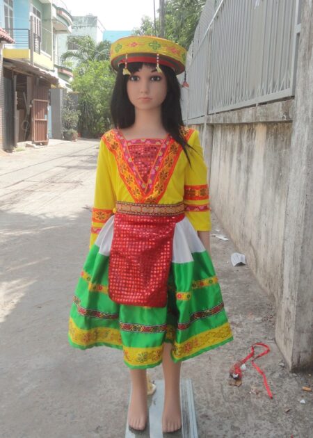 Dân tộc Mèo mầm non áo thun vàng viền đỏ váy phi xanh