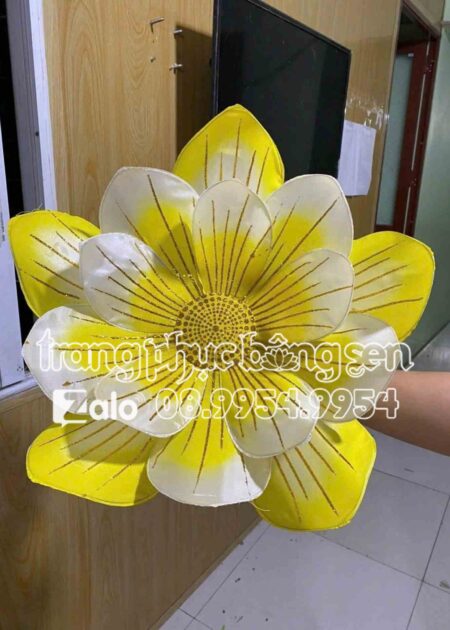 Hoa múa cầm tay màu vàng