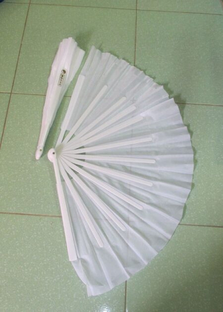 Quạt lụa nan nhựa trắng