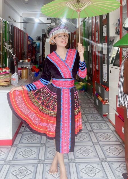 Trang phục biểu diễn 54 dân tộc (lẻ): H'Mông/Mèo áo đen tay dài cổ V, đai dài