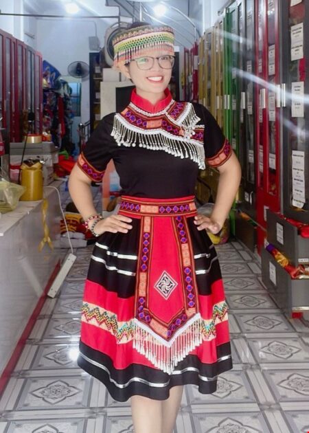 Trang phục biểu diễn 54 dân tộc (lẻ): H'Mông/Mèo áo đen, tay đen, cổ Mèo truyền thống