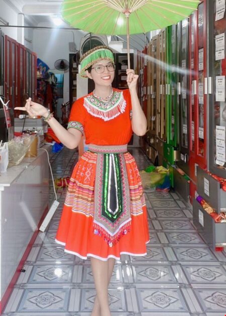 Trang phục biểu diễn 54 dân tộc (lẻ): H'Mông/Mèo áo đỏ cổ tim nhỏ